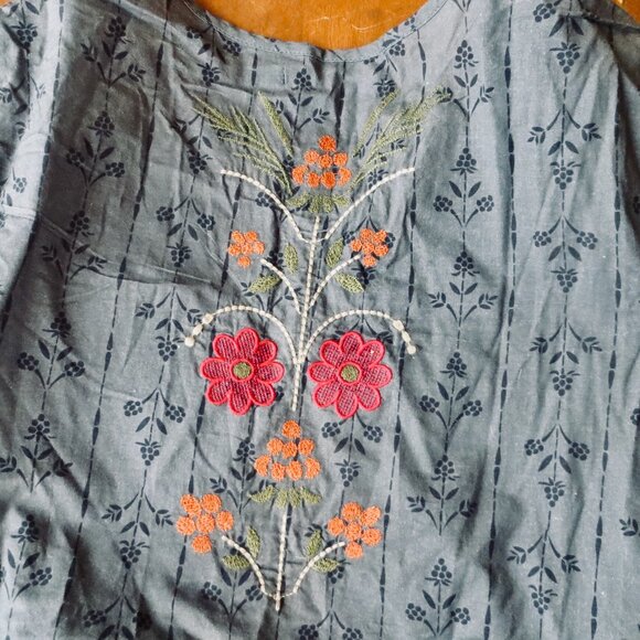 Gudrun Sjoden Grey Embroidered Tunic Blouse Top US Size Small Floral - Picture 5 of 5